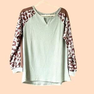 size large gray waffle knit top with cheetah printed sleeves